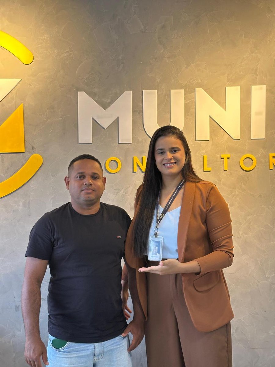 Cliente contemplado com a consultora no escritório da Muniz Consultorias