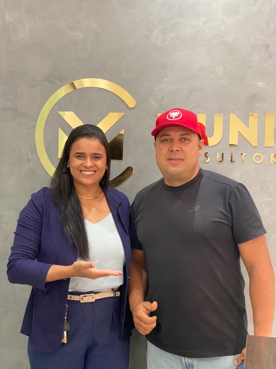 Cliente contemplado com a consultora no escritório da Muniz Consultorias