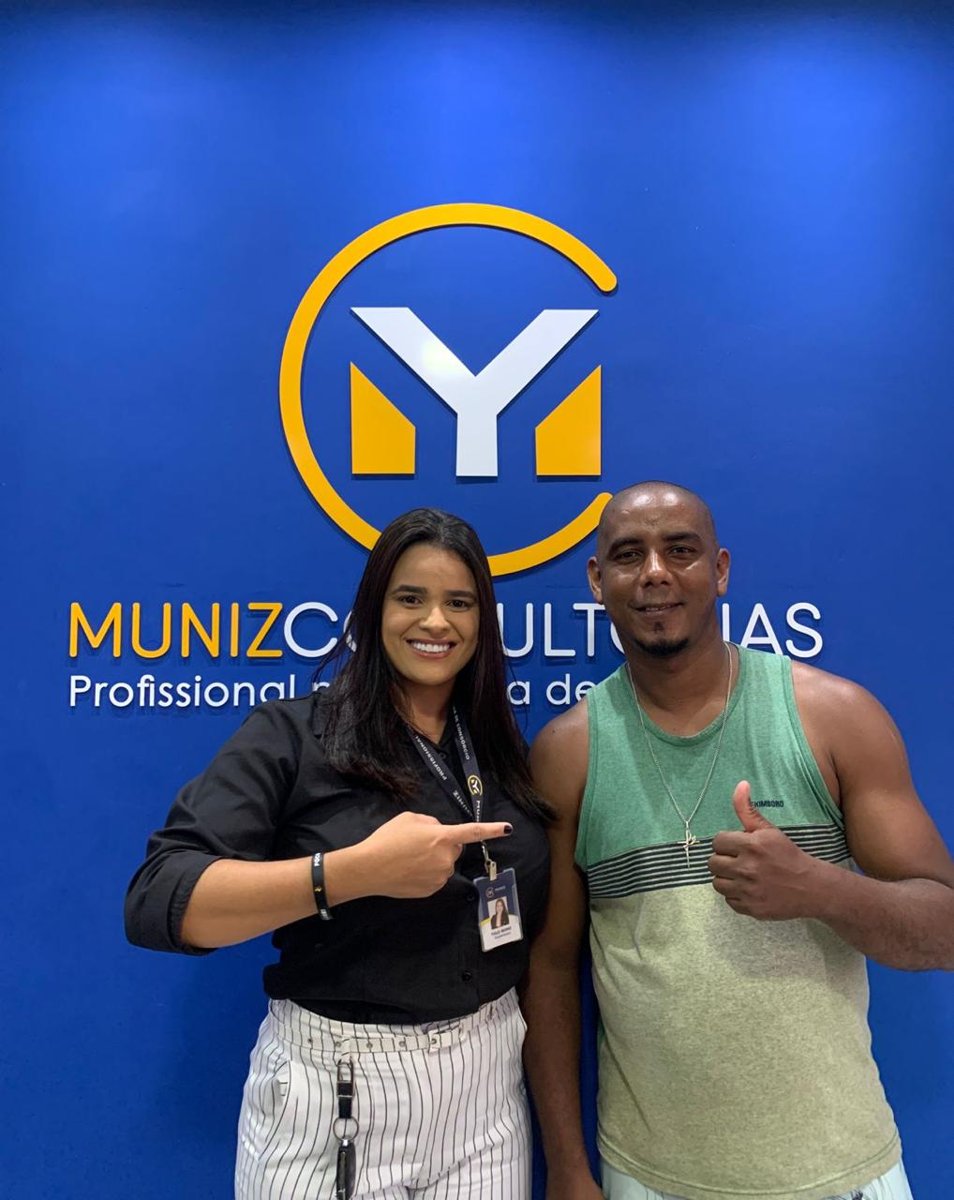 Cliente contemplado com a consultora no escritório da Muniz Consultorias
